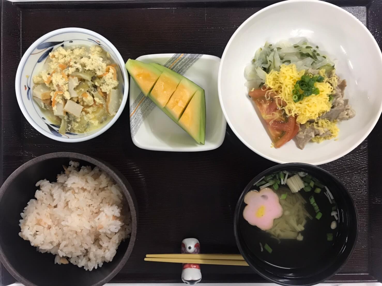 鮭ご飯と豚しゃぶサラダ🍈